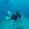 Spanish alumna Abby Knipp doing scuba in Caribbean